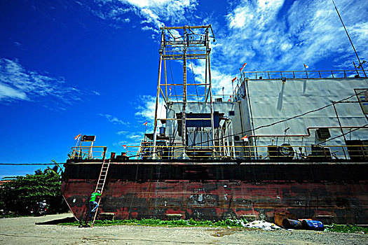 indonesia,sumatra,banda,aceh,old,electricity,cargo,ship,found,in,the,middle,of,city,after,2004,devastating,tsunami