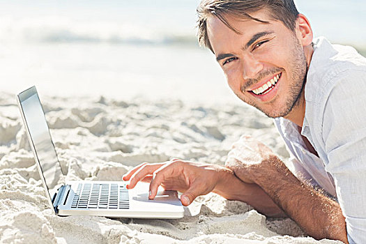 微笑,英俊,男人,放松,海滩,笔记本电脑