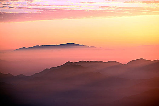 山峦,山顶,远景