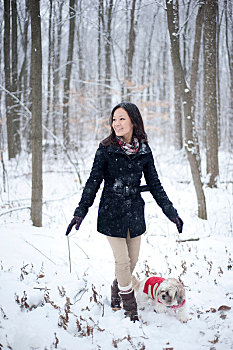 美女,遛狗,雪中,遮盖,树林,安大略省,加拿大