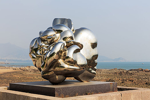 中国山东省青岛雕塑园内不锈钢牡丹花朵雕塑
