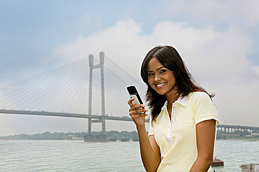 女人,肖像,发短信,手机,桥,背景,河,加尔各答,西孟加拉,印度