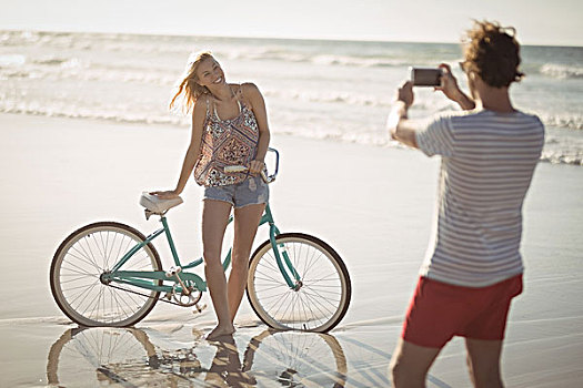 微笑,女人,站立,自行车,男人,摄影,海滩,岸边,晴天