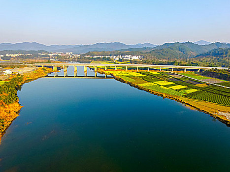 航拍乡村山峰河流高架桥油菜花田