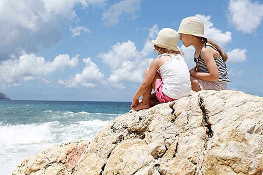 两个女孩,向外看,海上,石头,西西里,意大利