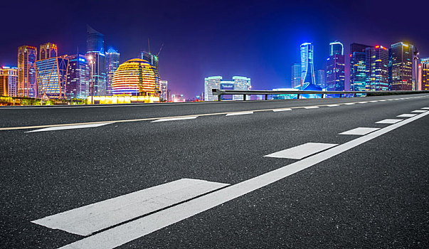 道路路面和杭州钱江新城夜景