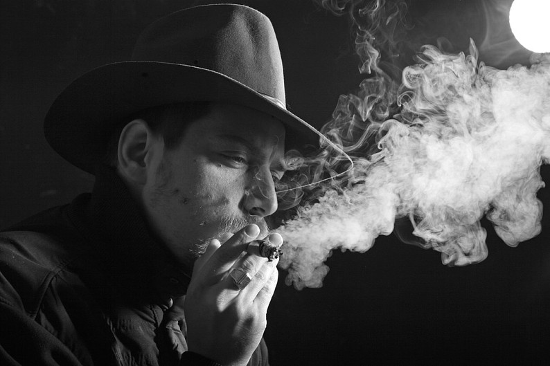 黑白照片男人抽烟图片