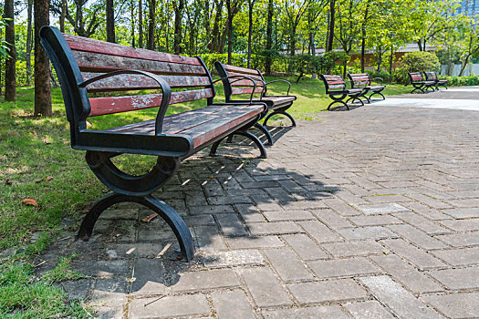 公园里的木制长椅