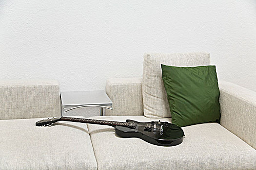 沙发,电吉他