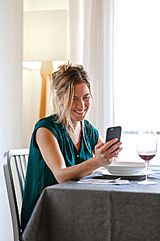 坐,女人,用餐,桌子,智能手机,微笑