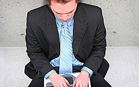商务人士,深蓝,衬衫,蓝色,领带,套装,打字,笔记本电脑,混凝土墙