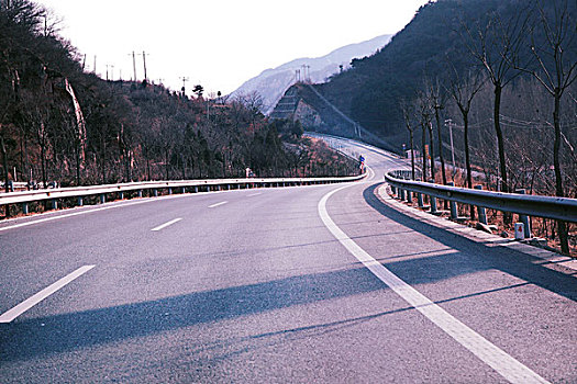 山间的盘山公路