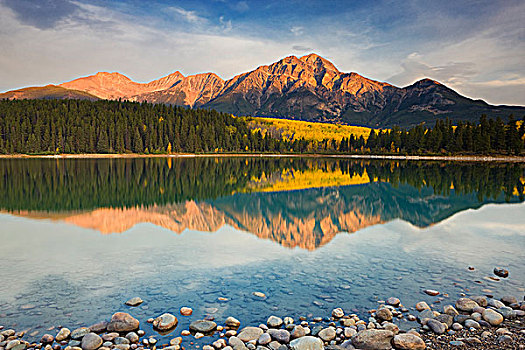 反射,湖,碧玉国家公园,艾伯塔省,加拿大