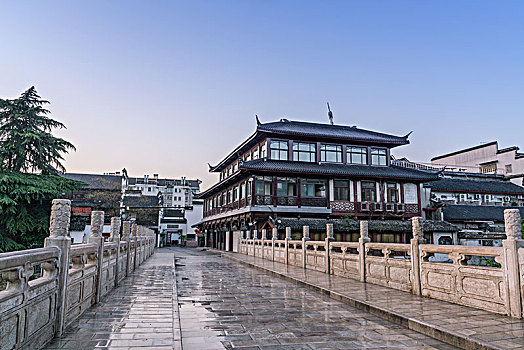 日出下的南京夫子庙步行街古建筑