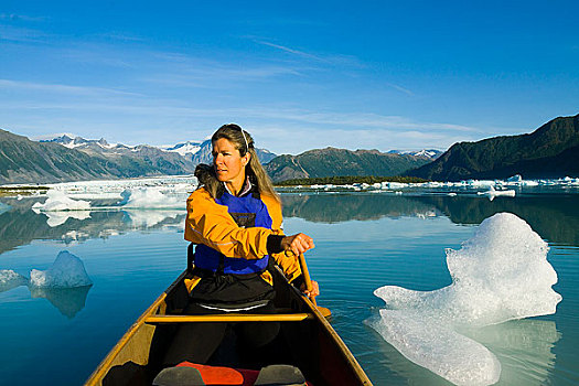女性,独木舟浆手,短桨,冰山,湖,背景,奇奈峡湾国家公园,肯奈半岛,阿拉斯加,夏天
