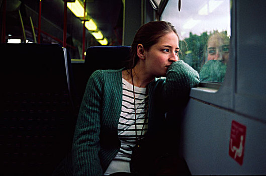 年轻,女人,坐,一个,凝视,室外,窗户,看,思考,伦敦,英国