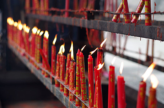 农历戊戌年腊八节,蚌埠栖岩寺香客点燃香烛祈福