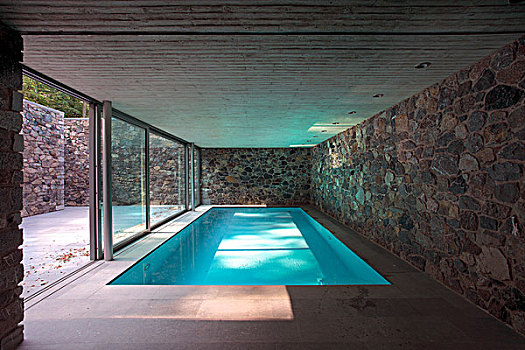 室内,游泳池,石头,围绕,玻璃门