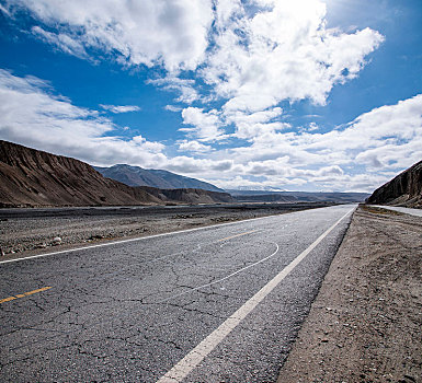 新疆帕米尔高原河谷的g314国道公路