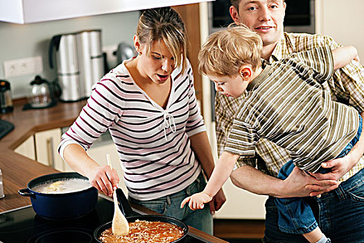 家庭,烹调,厨房,母亲,搅拌,意大利面条沙司,儿子,父亲,渴望
