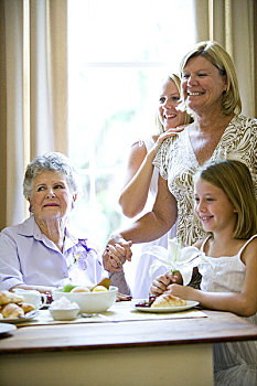四代人,女人,早餐桌