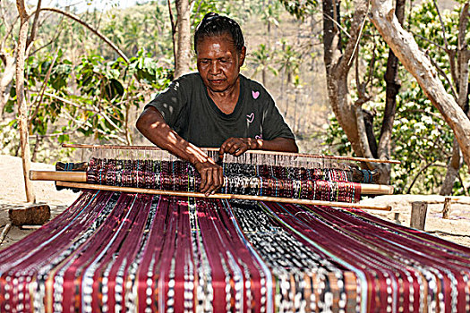 印尼人,女人,编织,传统,莎笼裙,路边,城镇,岛屿,印度尼西亚