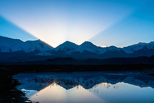 慕士塔格峰的黎明时分