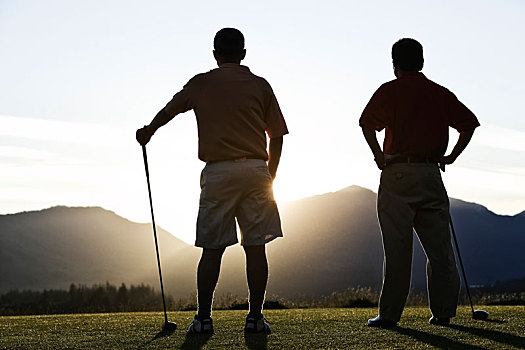 两个,老人,朋友,靠近,第一,球座,高尔夫球场,日出