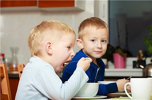 男孩,儿童,孩子,吃饭,玉米片,早餐,食物,桌子