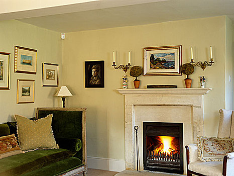 软垫,绿色,沙发,靠近,壁炉,燃火,传统风格,起居室