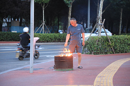 山东省日照市,移动式,银行,上岗十字路口,被市民称为祭祀神器