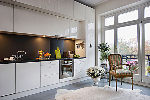 折衷,室内,黑白,光泽,厨房操作台,老式,扶手椅,现代,玻璃墙