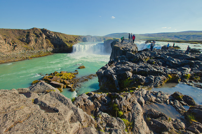 題:beautiful vibrant panorama picture with a view on icelandic