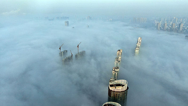 山东省日照市,海边现平流雾奇观美轮美奂,高楼大厦仿佛漂浮在半空中