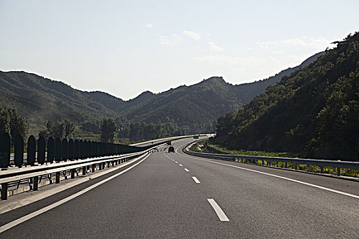 平坦干净的高速公路