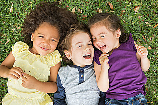 三个孩子,躺着,后背,草地,仰视,笑