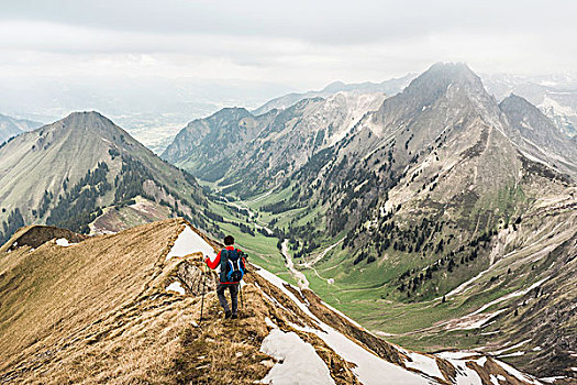男青年,山,跋涉,山脊,巴伐利亚阿尔卑斯山,奥伯斯多夫,巴伐利亚,德国