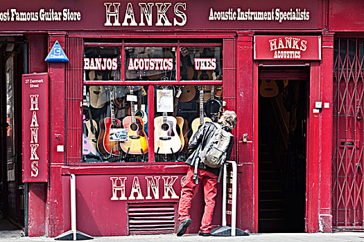 一个,男人,张望,窗户,著名,吉他,商店