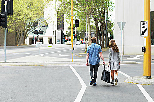 年轻,情侣,手提包,一起,街上,墨尔本,维多利亚,澳大利亚