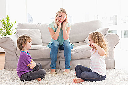 烦乱,母亲,看,孩子,争执,地毯