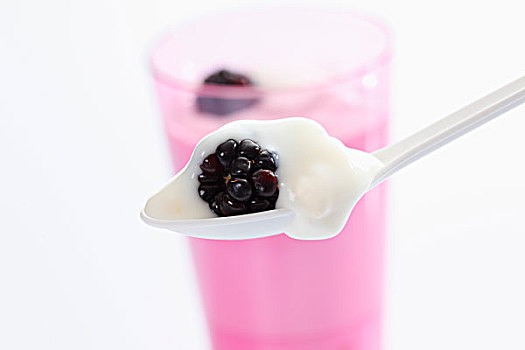 粉色,杯子,白色,塑料制品,勺子,酸奶,黑莓