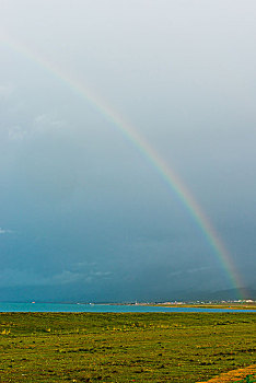 青海湖上的彩虹