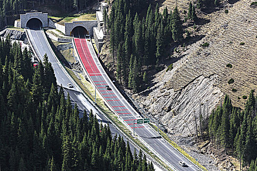 连霍高速公路位于果子沟的穿山隧道,新疆伊犁伊犁霍城县