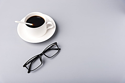 咖啡和眼镜