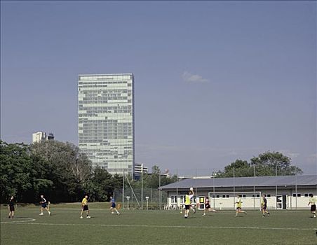 双子塔,足球场