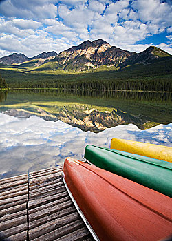 三个,独木舟,码头,金字塔,湖,碧玉国家公园,艾伯塔省,加拿大