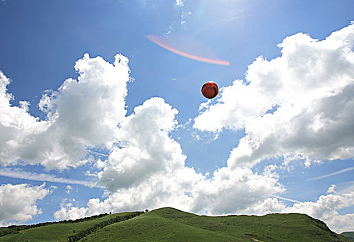 一个足球飞在天空上