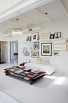 堆积,书本,低,茶几,简单,沙发,白色,遮盖,刷白,砖,地面,画廊,墙壁