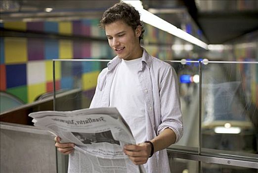 男青年,读报,地铁站,上半身