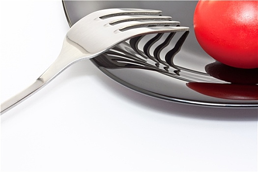 红色,西红柿,黑色,盘子,叉子